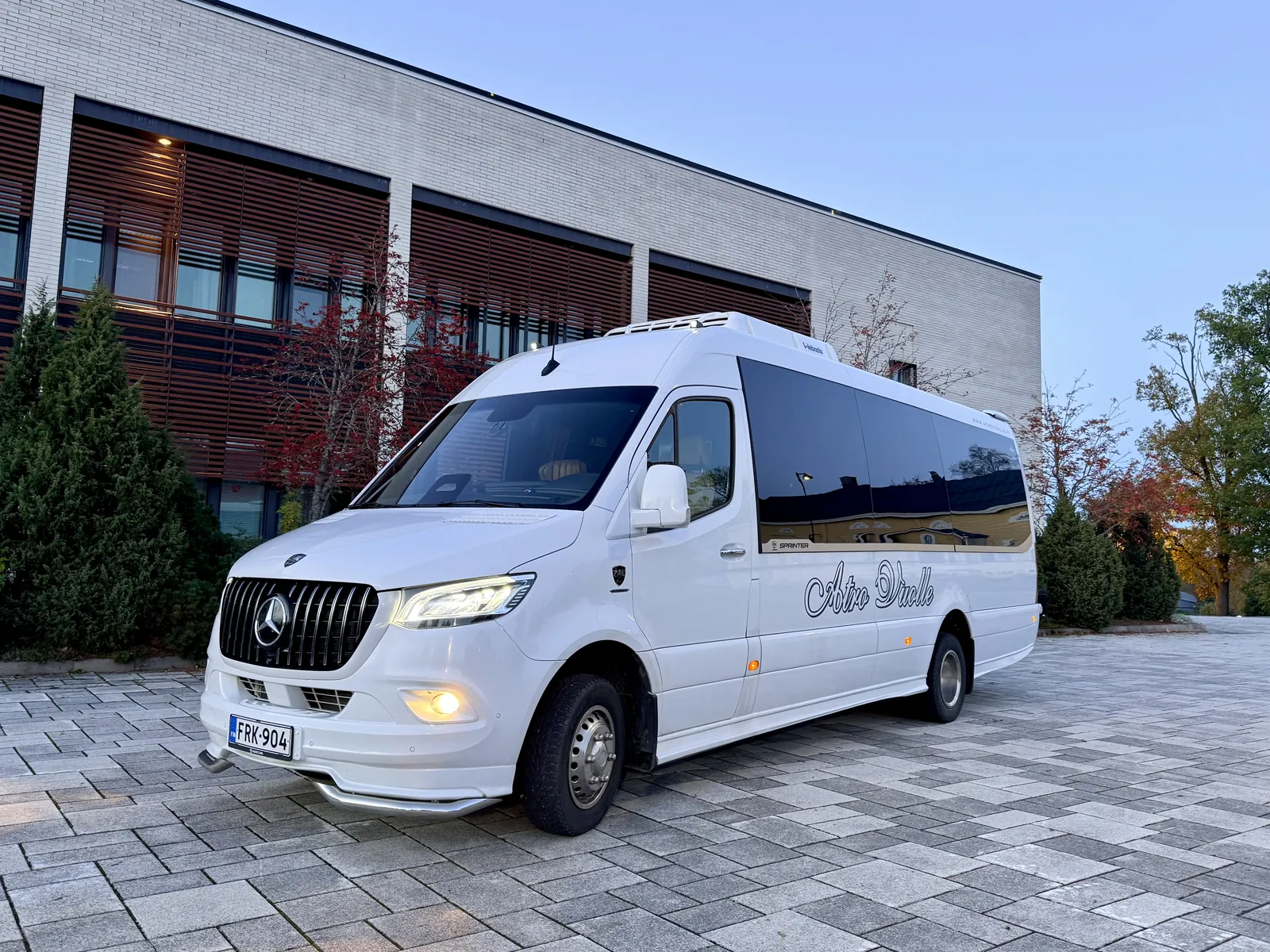 Atro Vuolteen valkoinen Mercedes-Benz-pikkubussi syysillassa