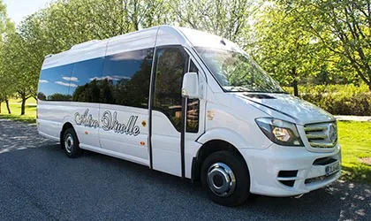 Business-varusteltu pikkubussi 17 henkilölle