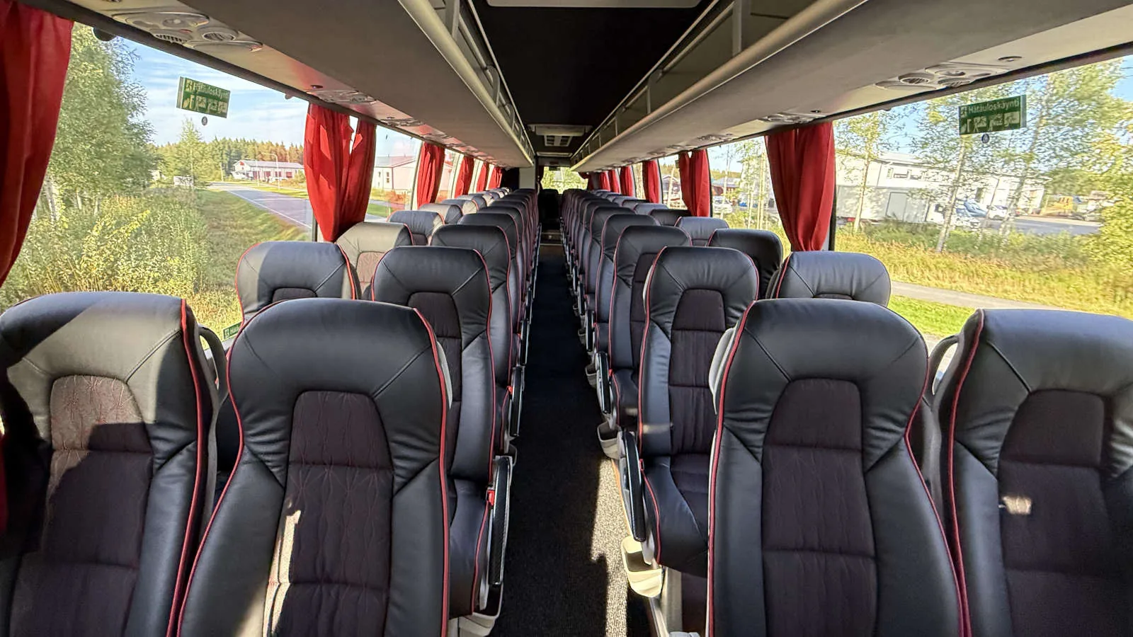 Atro Vuolteen tilausbussin nahkaverhoiltu matkustamo