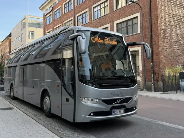 Hopeanharmaa tilausbussi Tampereella