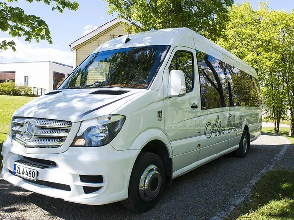 Valkoinen Mercedes-Benz-pikkubussi