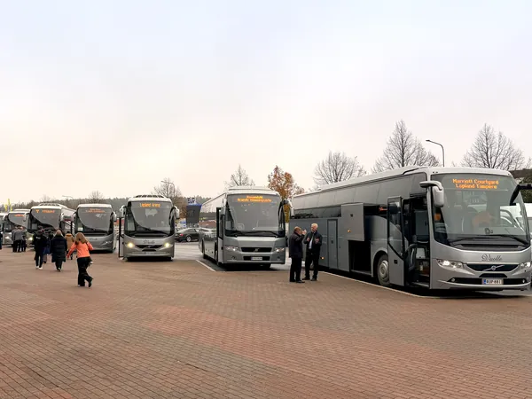 Atro Vuolteen tilausbussit odottavat tapahtuman vieraita kuljetukseen hotelleille