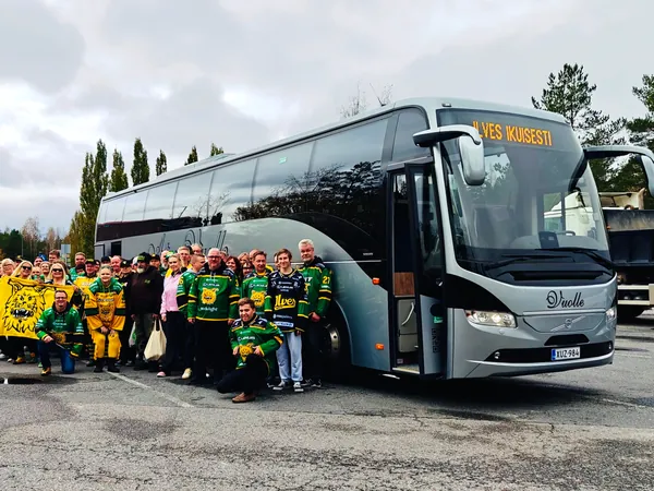 Ilveksen kannattajat Atro Vuolteen tilausbussin edessä ennen pelimatkaa